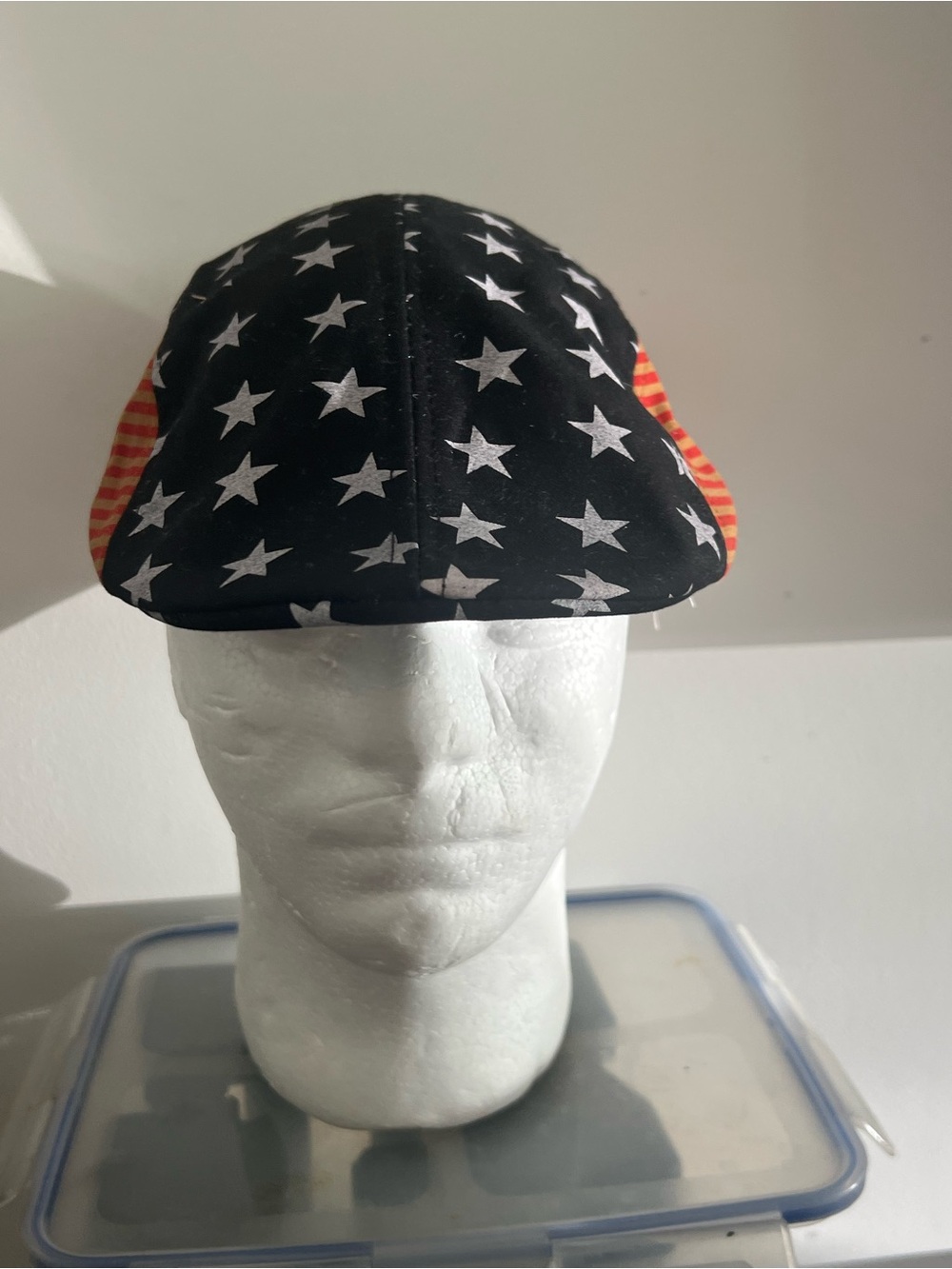 Men's Star Pattern Flat Cap - Black with Red Accent
